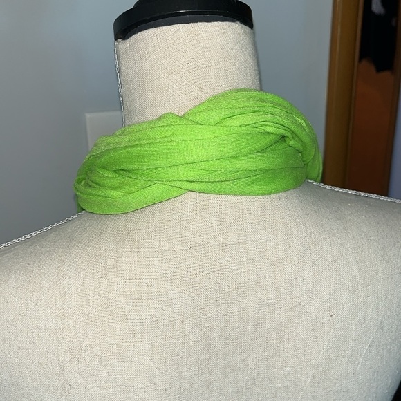 Spring green scarf with heart pendant and balls on ends, very classy! - Picture 3 of 3